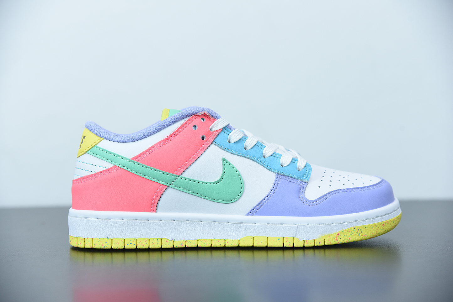 Nike Dunk Low WMNS “Easter” White/Green Glow - женские шлепанцы 