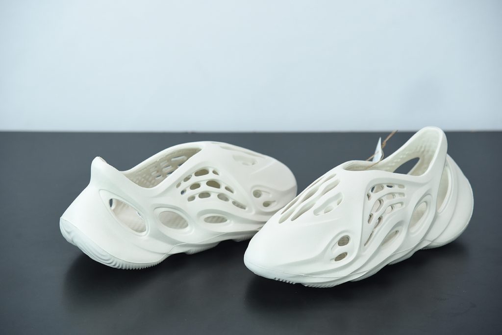 white yeezy foam runners