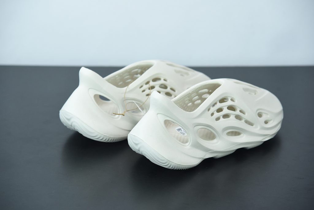 white yeezy foam runners