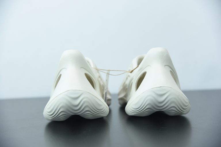 white yeezy foam runners